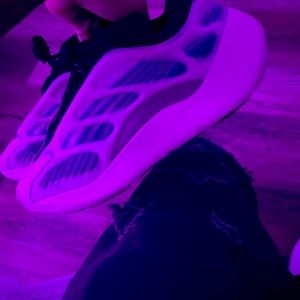 Yeezy 700 Kyanite size 11